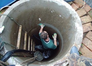 Ручная чистка дна колодцев от ила